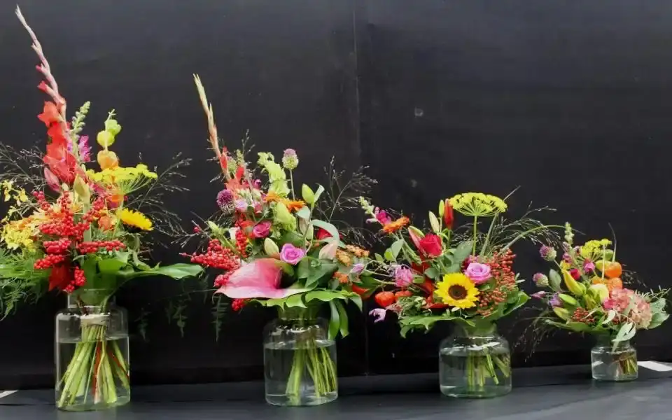 Gekleurde bloemen in verschillende vazen